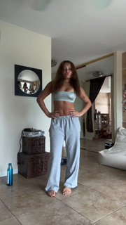 Avani Gregg feet photo thumbnail