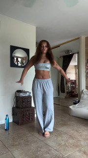 Avani Gregg feet photo thumbnail