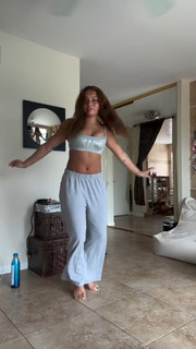 Avani Gregg feet photo thumbnail