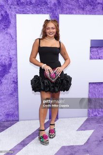 Avani Gregg feet photo thumbnail