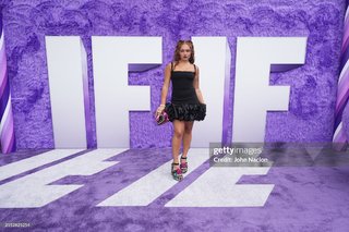 Avani Gregg feet photo thumbnail