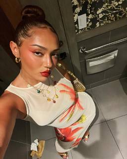 Avani Gregg feet photo thumbnail