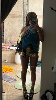 Avani Gregg feet photo thumbnail