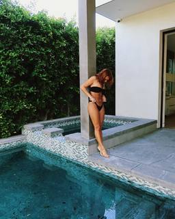 Avani Gregg feet photo thumbnail