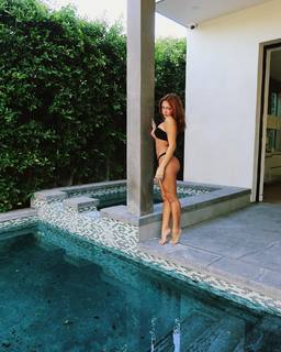 Avani Gregg feet photo thumbnail