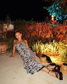 Avani Gregg feet photo thumbnail