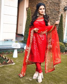 Avneet Kaur feet photo thumbnail
