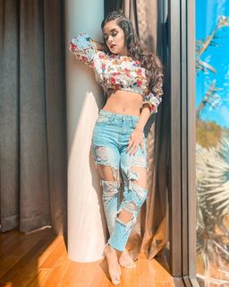 Avneet Kaur feet photo thumbnail