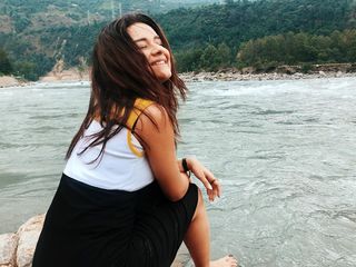 Avneet Kaur feet photo thumbnail