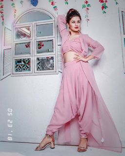Avneet Kaur feet photo thumbnail