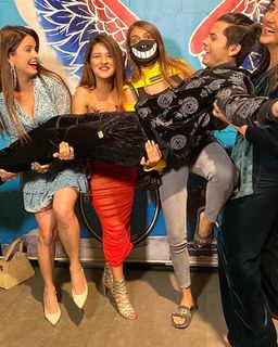 Avneet Kaur feet photo thumbnail