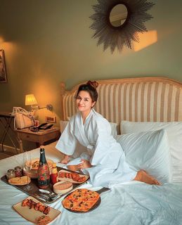 Avneet Kaur feet photo thumbnail
