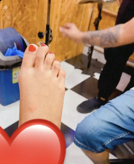 Avneet Kaur feet photo thumbnail