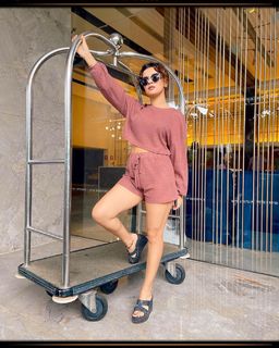 Avneet Kaur feet photo thumbnail