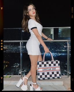 Avneet Kaur feet photo thumbnail