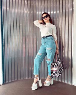 Avneet Kaur feet photo thumbnail