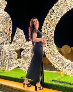 Avneet Kaur feet photo thumbnail