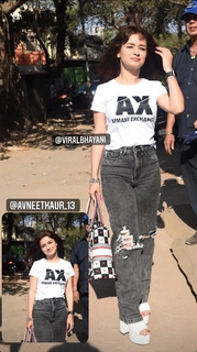 Avneet Kaur feet photo thumbnail
