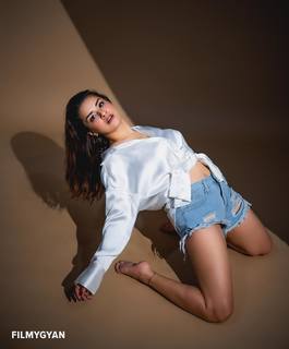 Avneet Kaur feet photo thumbnail