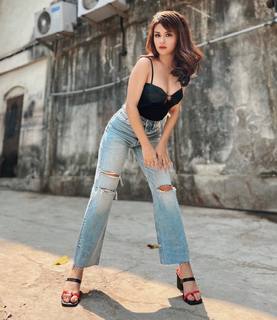 Avneet Kaur feet photo thumbnail