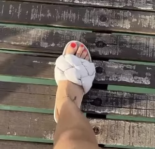 Avneet Kaur feet photo thumbnail