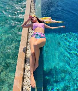 Avneet Kaur feet photo thumbnail