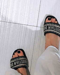 Avneet Kaur feet photo thumbnail