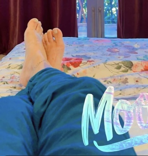 Avneet Kaur feet photo thumbnail