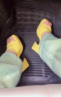 Avneet Kaur feet photo thumbnail