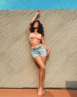Avneet Kaur feet photo thumbnail
