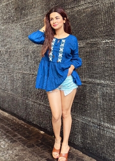 Avneet Kaur feet photo thumbnail