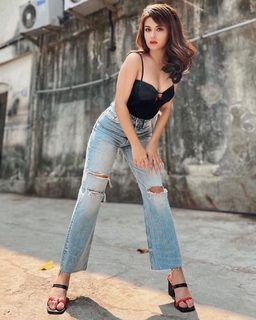 Avneet Kaur feet photo thumbnail