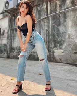 Avneet Kaur feet photo thumbnail