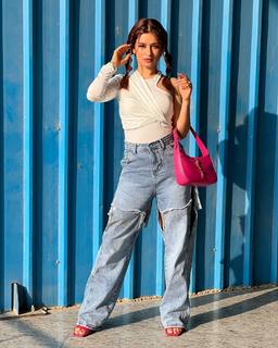Avneet Kaur feet photo thumbnail