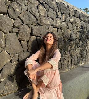 Avneet Kaur feet photo thumbnail