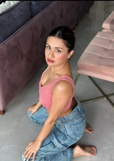 Avneet Kaur feet photo thumbnail