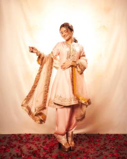 Avneet Kaur feet photo thumbnail
