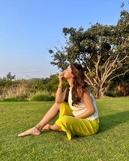 Avneet Kaur feet photo thumbnail