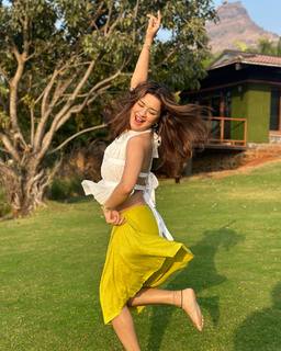 Avneet Kaur feet photo thumbnail