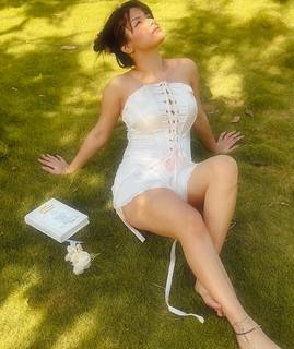 Avneet Kaur feet photo thumbnail