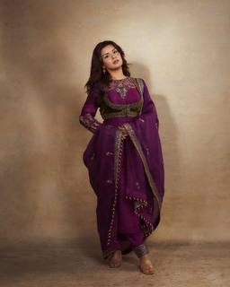 Avneet Kaur feet photo thumbnail