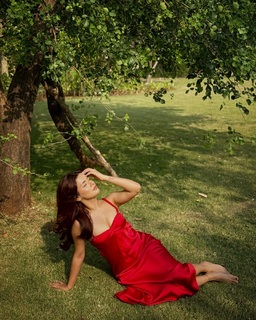 Avneet Kaur feet photo thumbnail