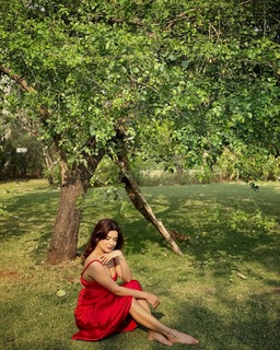 Avneet Kaur feet photo thumbnail