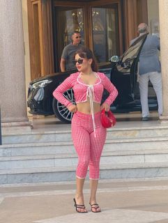 Avneet Kaur feet photo thumbnail