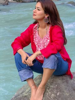 Avneet Kaur feet photo 13