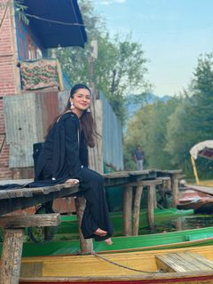 Avneet Kaur feet photo 3