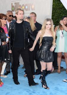 Avril Lavigne feet photo thumbnail
