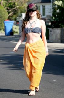 Avril Lavigne feet photo thumbnail