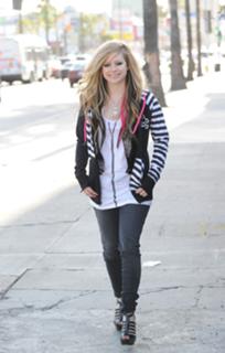Avril Lavigne feet photo thumbnail