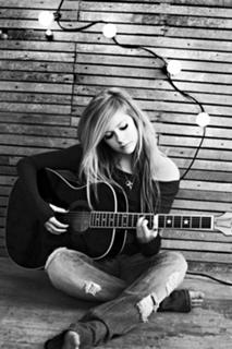 Avril Lavigne feet photo thumbnail